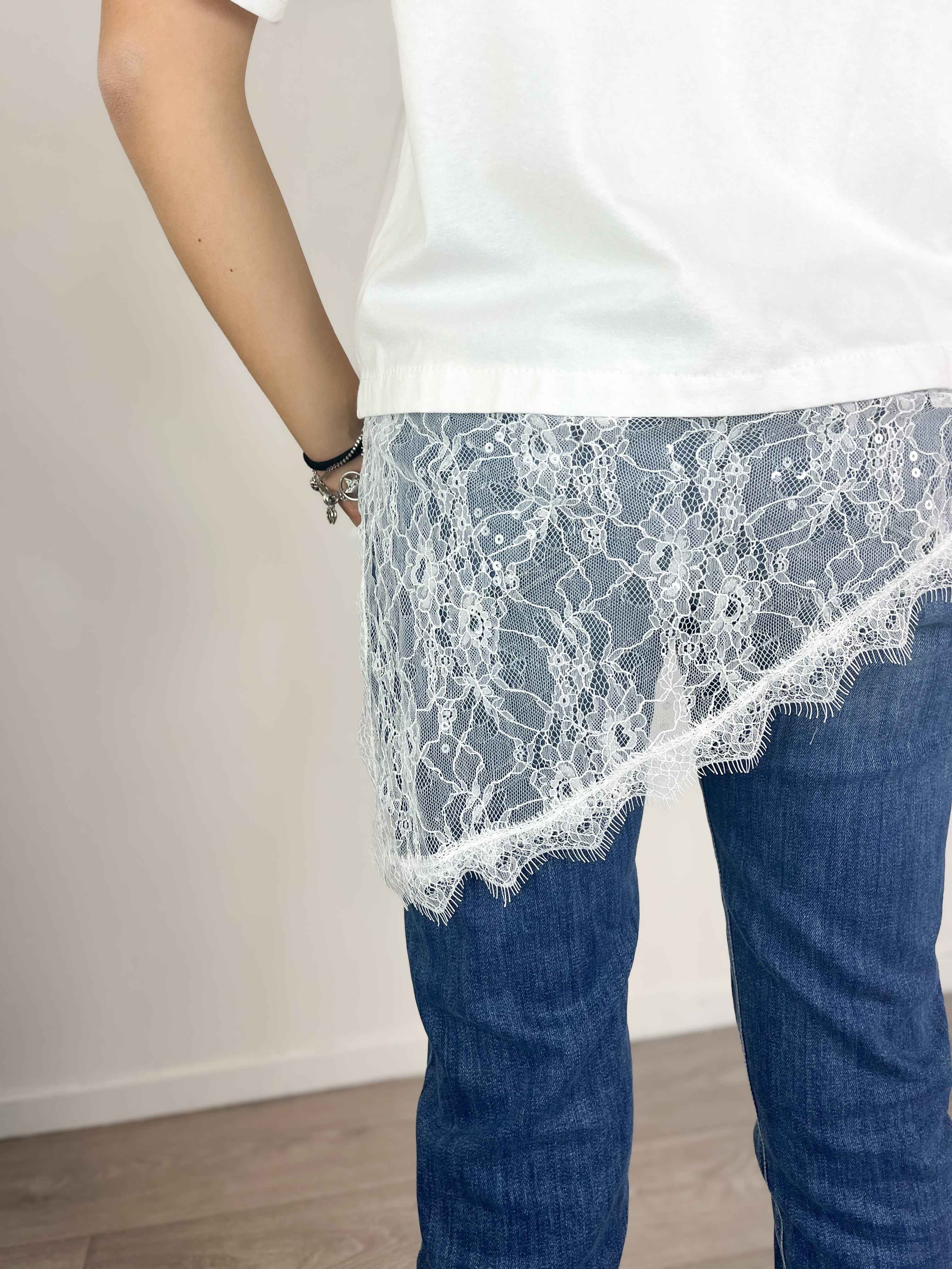 Kikisix - T-shirt con pizzo asimmetrico - Bianco - Image 3