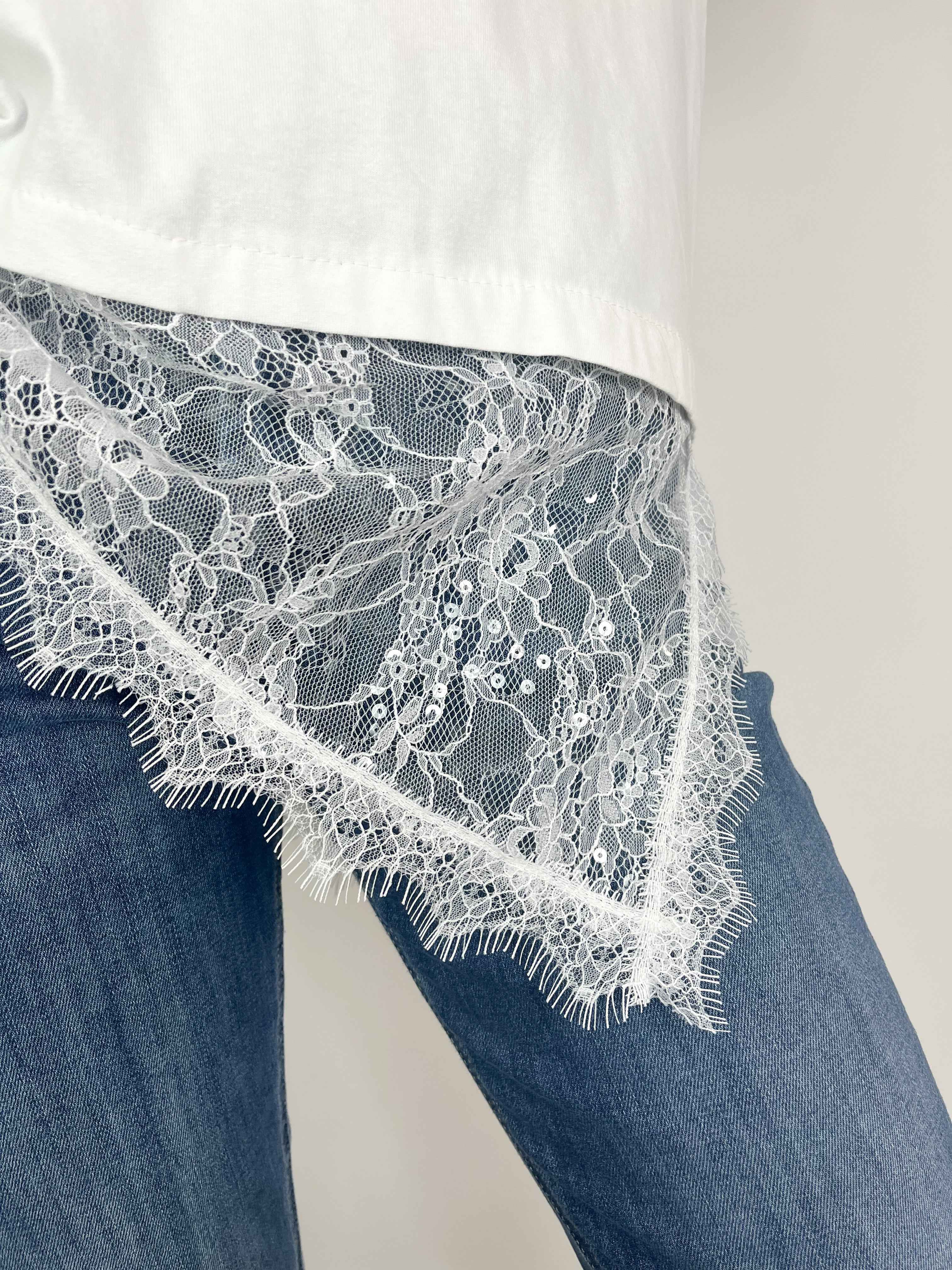 Kikisix - T-shirt con pizzo asimmetrico - Bianco - Image 6