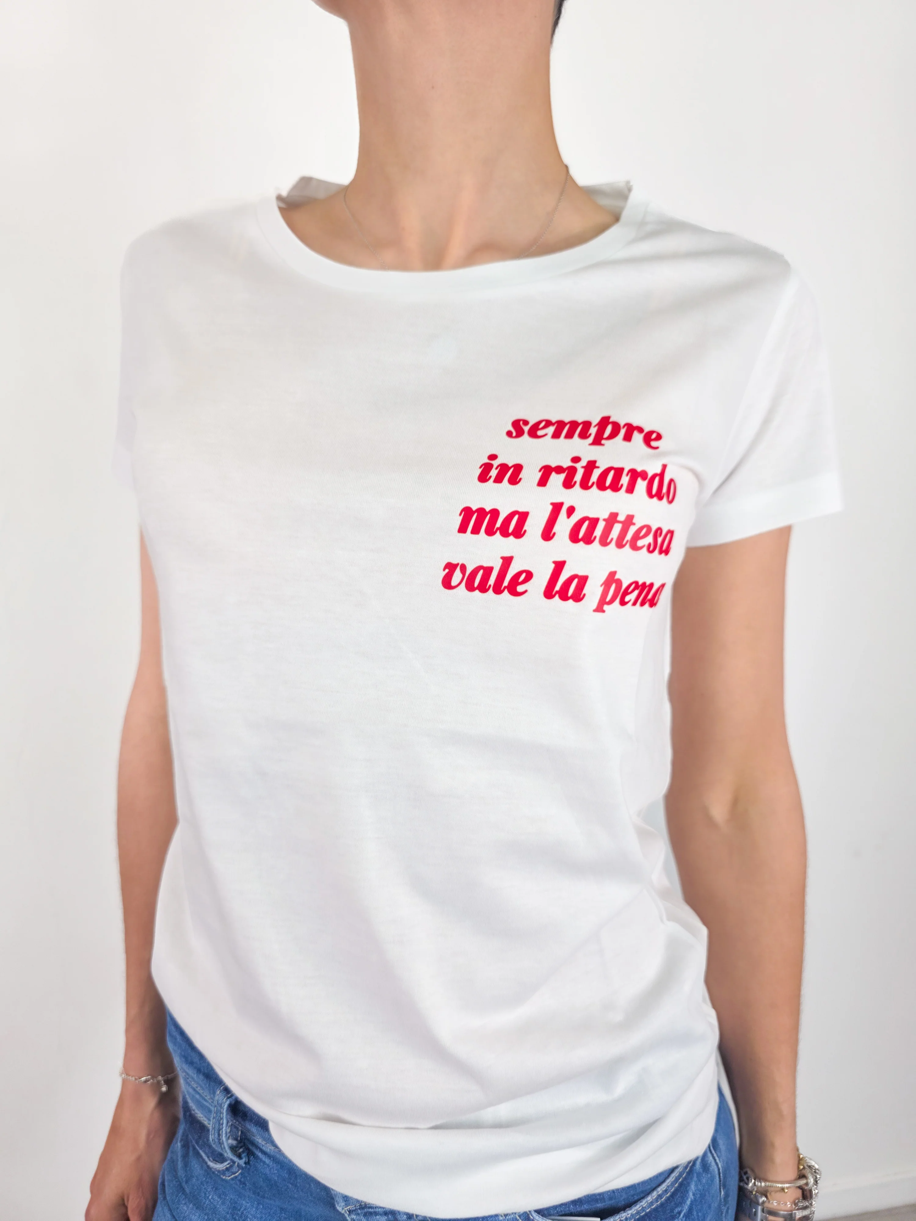 Kikisix - T-shirt Sempre in Ritardo - Bianco e Rosso - Image 2